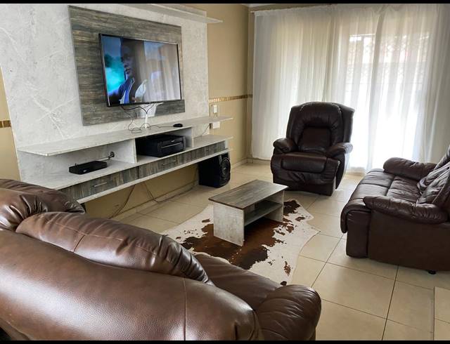 3 BEDROOM HOUSE FOR SALE IN STRETFORD